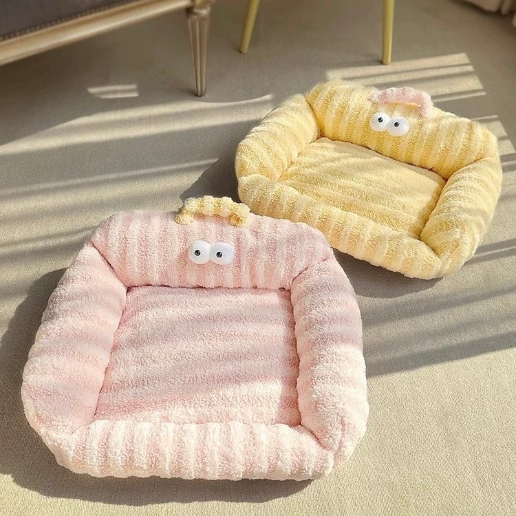 Big Eye Cozy Striped Pet Bed