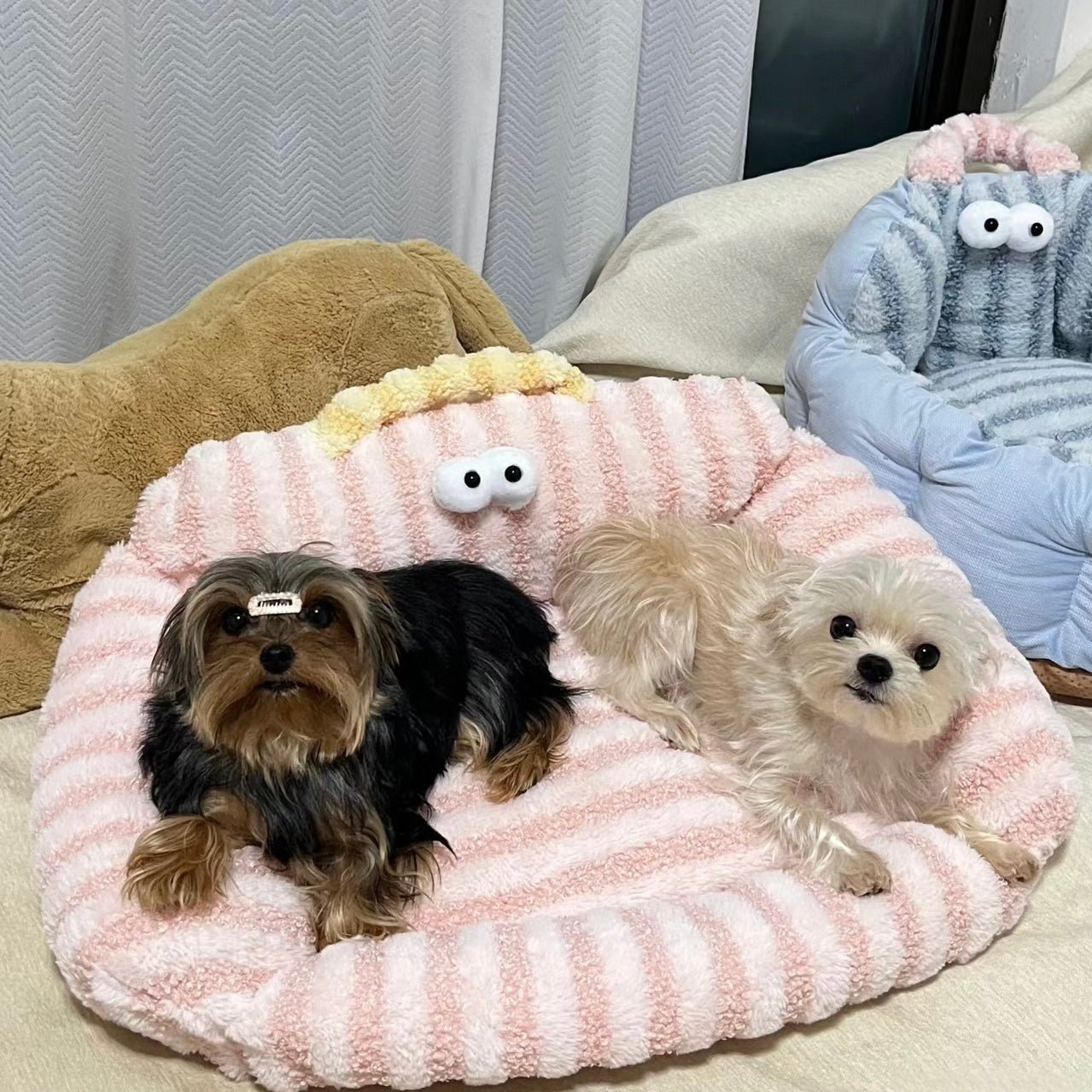 Big Eye Cozy Striped Pet Bed